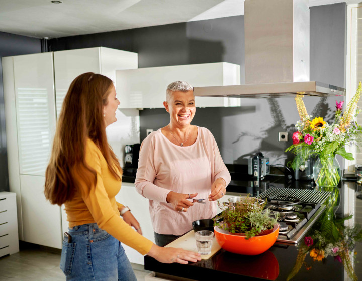 Moeder dochter keuken