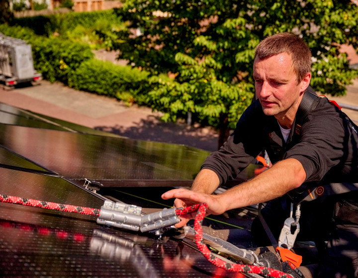 installatie zonnepanelen dak