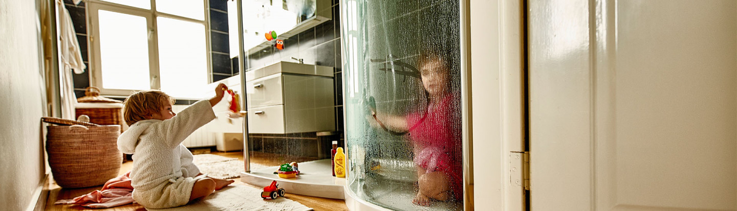 Kinderen spelen in de badkamer